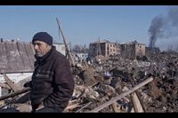 "Mariupolis 2" skildrar hur invånarna i Mariupol lever i den sönderbombade staden.
