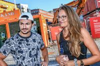 ”Man talar om miljoner som om det vore tusenlappar. Det känns lite kusligt”, säger Martin Lada och Klara Peraic, 24 och 25, som tittar på nyproduktion i Hammarby sjöstad. 