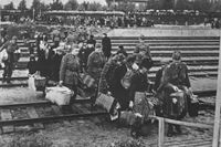 Finska flyktingar hjälps av soldater i haparanda 1944.