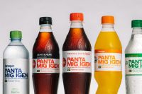 Med sin nya kampanj vill Coca-Cola uppmärksamma att flaskans material är gjort på 100 procent förnybar plast att uppmuntra fler att panta.