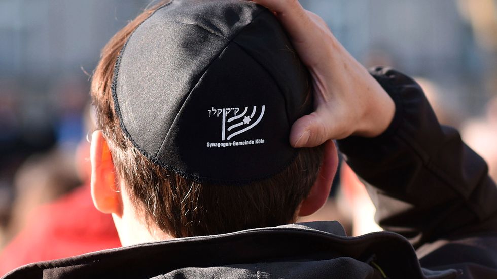 Nästan hälften av Europas unga judar väljer av säkerhetsskäl att inte bära judiska symboler i det offentliga. Arkivbild