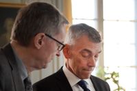 Akademiens tillförordnade ständige sekreterare Anders Olsson tillsammans med nyinvalde ledamoten juristen Eric M Runesson.