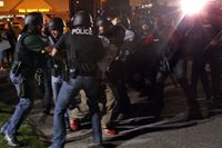 Polisen tar hand om en demonstrant i Ferguson.