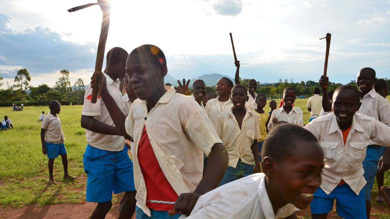 På rasten arbetar barnen på Siburi Primary School i Homa Bay County i västra Kenya med att hålla efter skolans idrottsplats. Homa Bay är ett av de värst malariadrabbade områdena i världen – över hälften av befolkningen har smittats.