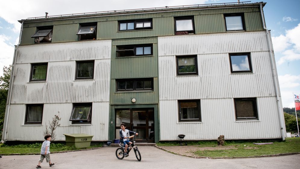 Huset i centrala Borås skulle egentligen rivas, men sedan många flyktingar kommit bor nu familjerna Swirakly i en trea på andra våningen.