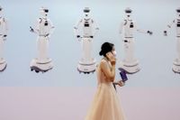 Besökare på den årliga World Robot Conference i Peking i september. 