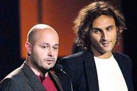 Johar Bendjelloul till höger tar emot pris på tv-galan Kristallen tillsammans med Peter O Nilsson.