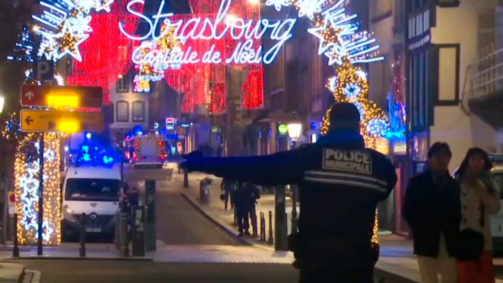 Bilden från en video visar hur utryckningsfordon anländer till julmarknaden i Strasbourg sedan flera personer skjutits ihjäl av en ensam gärningsman.