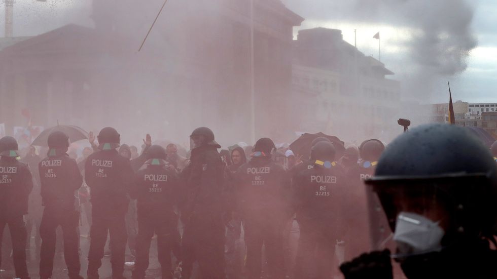 Polisen har satt in vattenkanon mot demonstranter vid Brandenburger Tor i Berlin.