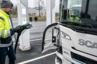 Scania har redan sålt en del eldrivna lastbilar. Nu har bolaget utvecklat nya battericeller ihop med Northvolt som ökar prestandan i batteriet rejält och gör att bilen kan köra långt mellan laddningarna.