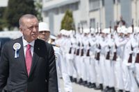 Turkiets president Erdogan höll under måndagen ett tag där han meddelande att en ny militär operation i Syrien kan inledas.