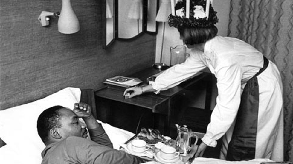 Nyblivne fredspristagaren Martin Luther King sover djupt när Stockholms Lucia smyger in på hans rum tidigt på morgonen den 13 december 1964.