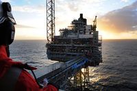 De största inkomsterna från världshaven står olje- och gasproduktionen för. En tredjedel av världens oljeproduktion sker i dag offshore, från fasta eller flytande plattformar i havet. Ovan Statoils Oseberg D plattform i Nordsjön, 87 mil utanför Bergen.