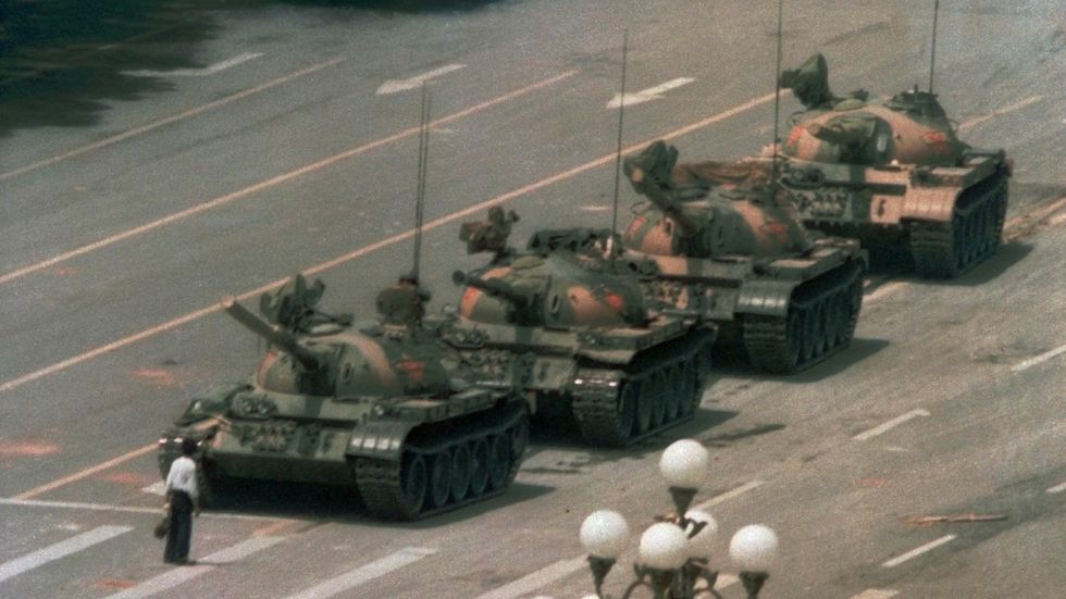 Kinesiska tanks stoppas av en ensam man, en klassisk bild från studentdemonstrationerna på Himmelska Fridens Torg 1989.