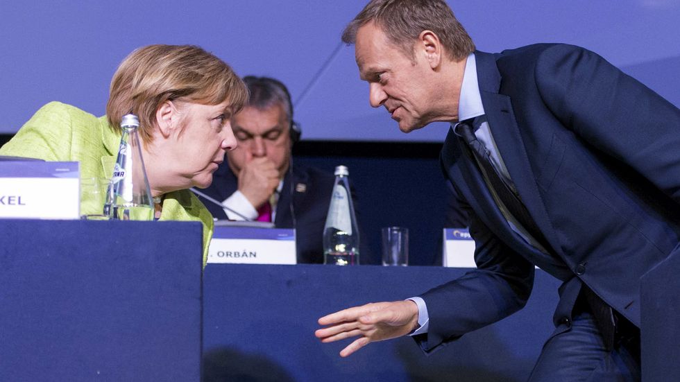 Tysklands förbundskansler Angela Merkel talar med Europeiska rådets ordförande Donald Tusk vid EPP-kongressen på Malta i veckan. I bakgrunden syns Victor Orbán, ledare för det högerpopulistiska partiet Fidesz i Ungern.