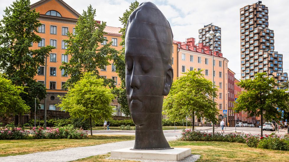 ”Carlota” av Jaume Plensa, skulptur på Vanadisplan i Stockholm. Närliggande Galleri Andersson Sandström öppnar hösten med den katalanske konstnären.