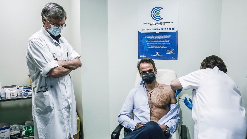 Greklands premiärminister Kyriakos Mitsotakis, som här blir vaccinerad, vill införa krav på att turister ska vara vaccinerade för att få resa fritt i Europa.