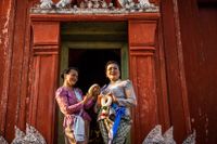 Uppklädda besökare i den historiska parken Phra Nakhon Khiri.