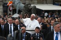 Påve Franciskus anländer till torget i Skopje, Nordmakedonien, för att delta vid en mässa under tisdagen.