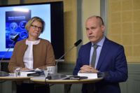 Regeringens utredare Petra Lundh överlämnar betänkandet om hemlig dataavläsning till justitieminister Morgan Johansson.
