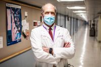 Mark J Mulligan är professor i infektionssjukdomar och en av världens främsta vaccinexperter. Han är förvånad över svenska Folkhälsomyndighetens inställning till munskydd. 