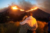 Ett par betraktar en av de dödliga skogsbränder som härjade i Kalifornien 2018. 