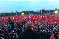 Turkiets president Recep Tayyip Erdogan under ett tal i Ankara, dagen efter folkomröstningen, som hölls den 16 april.