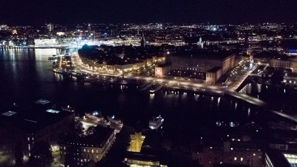 Stockholms city på natten. Skeppsbron, Gamla stan och Stockholms slott.