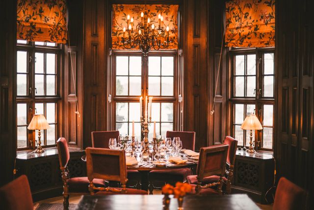 I den vackra  barockmatsalen på Engsholms slott  serveras just nu en ”hemma på slottet”-meny med smaker från både Sverige och Medelhavet.