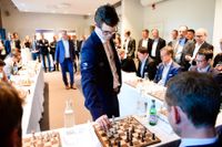 Schackvärldsmästaren Magnus Carlsen på besök i Stockholm och simultanspelar mot 20 personer samtidigt.
