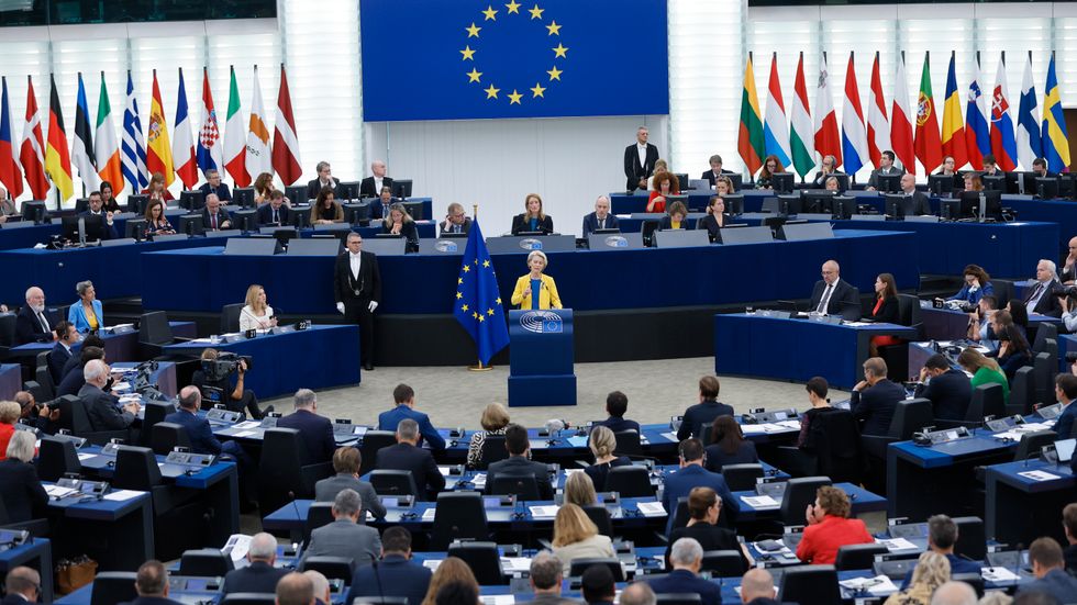 EU-kommissionens ordförande Ursula von der Leyen håller tal inför EU-parlamentet.
