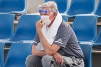 En åskådare med ansiktsmask under gårdagens tennisspel i Melbourne.