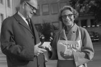 Fru Aina Erlander med maken Tage Erlander delade ut valsedlar på söndagsmorgonen 1968.