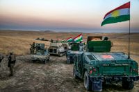 Peshmerga-styrkorna rör sig under måndagen mot frontlinjen i Khazer, 3 mil öster om Mosul.