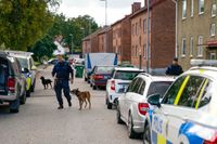 Avspärrningar och polis på plats i centrala Ulricehamn efter misstänkt dubbelmord i en lägenhet under natten.