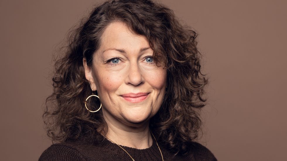 Elisabeth Åsbrink är författare och journalist, tidigare anställd på SVT. För ”Och i Wienerwald står träden kvar” (2011) tilldelades hon Augustpriset.