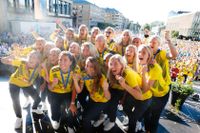 Svenska landslaget tog brons i VM i Frankrike och hyllades efteråt av cirka 20 000 supportrar på Götaplatsen.