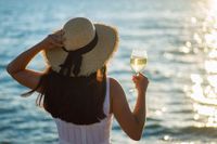 Salta bad, ett glas vin och så en sommarplåga i öronen – allt som behövs för perfekt sommarkänsla.