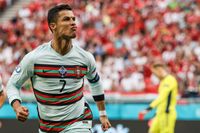 Cristiano Ronaldo jublar efter att ha gjort ett av sina två mål i 3–0-segern mot Ungern inför storpubliken i Budapest.