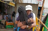 Fikru Maru får en kram av sin dotter efter att han släppts ur fängelset.