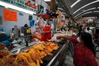 Många mexikaner uppger att de skär ner på bland annat kött till följd av de skenande priserna.