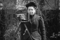 Christina Broom, fotograferad av dottern Winifred, maj 1910.