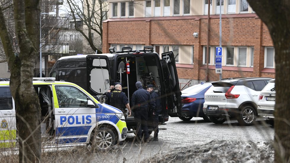 Polishuset i Enköping har utrymts med anledning av ett misstänkt farligt föremål.