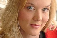 Johanna Holmström är född 1981. Hon är journalist och studerar litteraturvetenskap vid Helsingfors universitet.