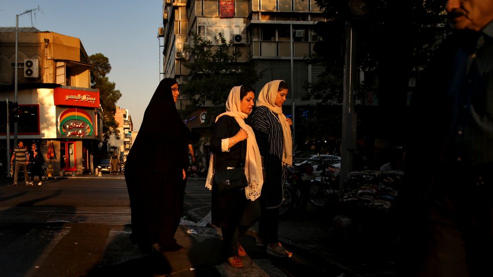 Enligt lag måste iranska kvinnor täcka håret i offentligheten. Men många vill få bort tvånget – så att de själva kan välja huruvida de vill bära hijab eller inte. Arkivbild