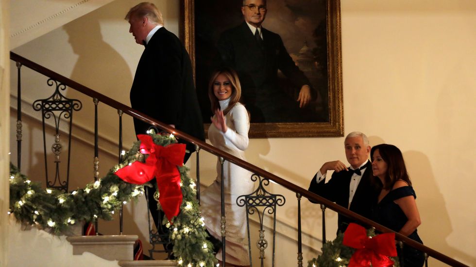 Nuvarande presidentpar framför porträttet av föregångaren Harry S Truman.