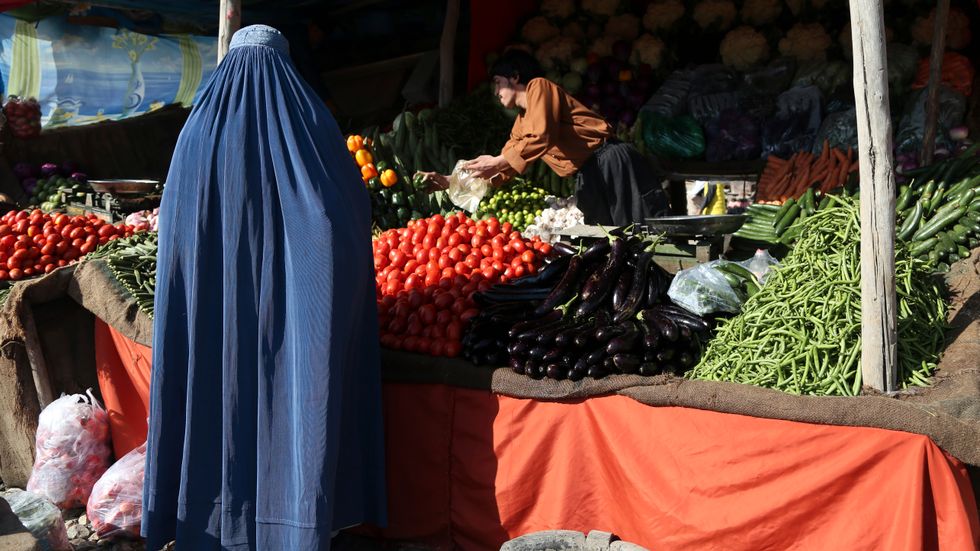 Kvinnornas situation i Afghanistan kan försämras vid ett fredsavtal. Det menar experten  Helené Lackenbauer vid FOI