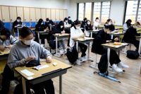 Gymnasieskola i Sydkoreas huvudstad Seoul. Över en halv miljon studenter gör det viktiga provet under torsdagen.