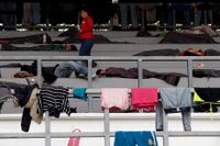 Migrants från Honduras på en sportarean i Mexico City.