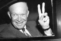 Ike gör segertecknet - men kampen mot det militär-industriella komplexet förlorade han